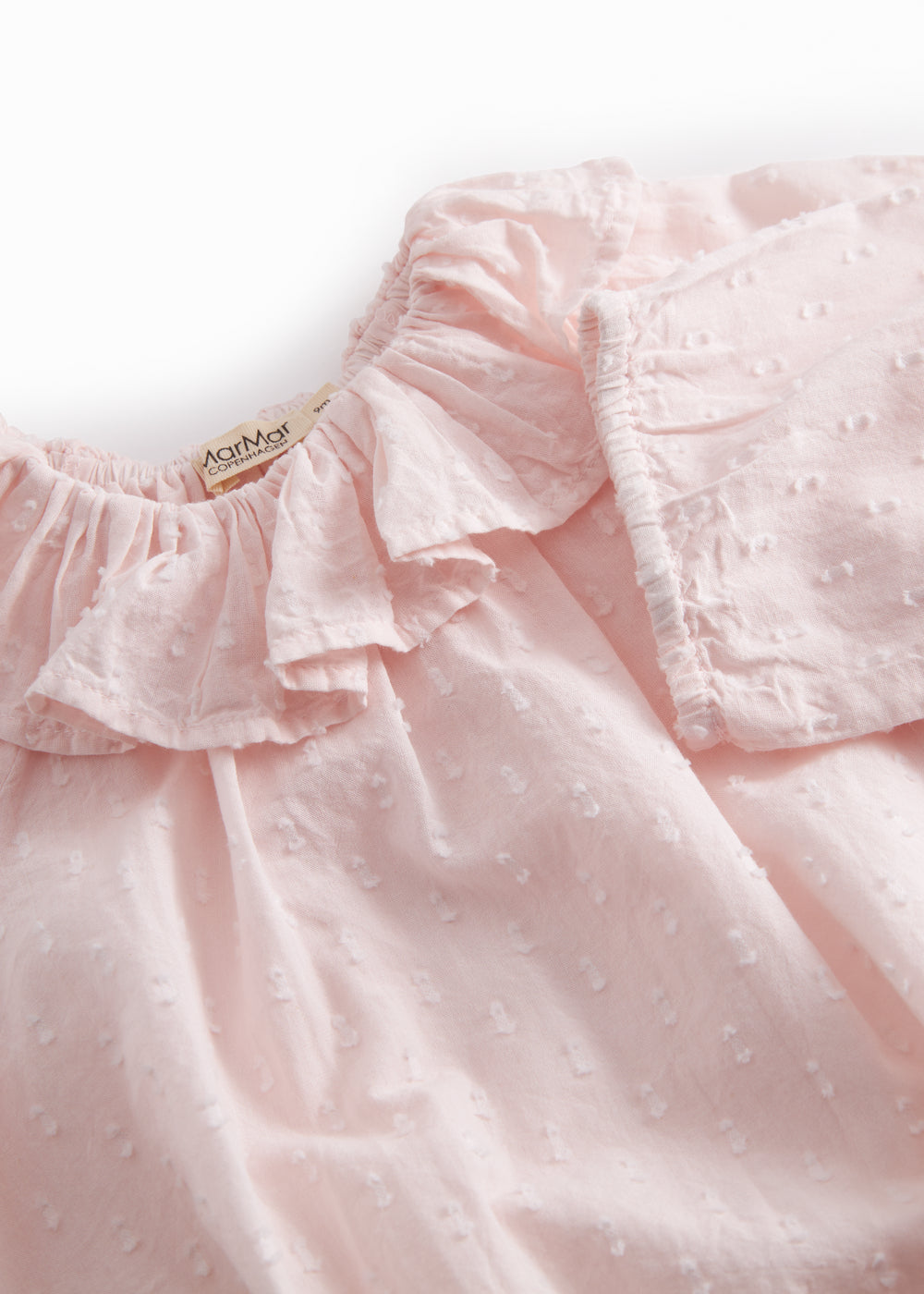 Lyserød baby heldragt med lange ærmer og flæsekrave