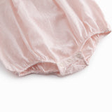 Lyserød baby heldragt med lange ærmer og flæsekrave