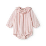 Lyserød baby heldragt med lange ærmer og flæsekrave