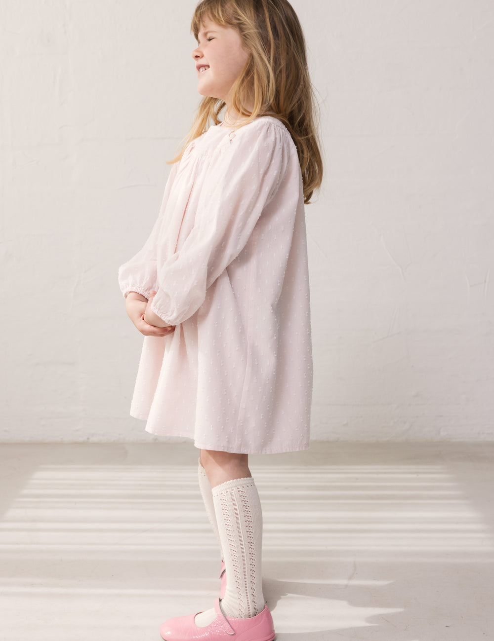 Barn iført lyserød kjole med løs pasform