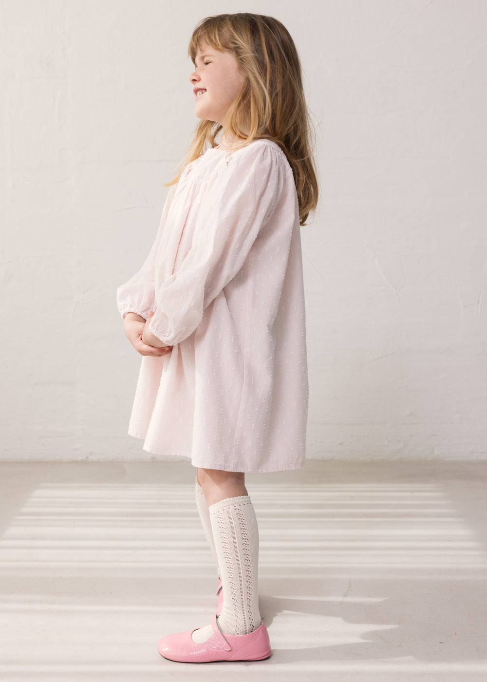 Barn iført lyserød kjole med løs pasform