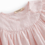 Lyserød børnekjole med lange ærmer og rynket hals