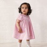 Baby pige i lyserød kortærmet kjole med fine striber og picotkanter