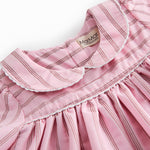 Lyserød kortærmet baby kjole med fine striber og picotkanter