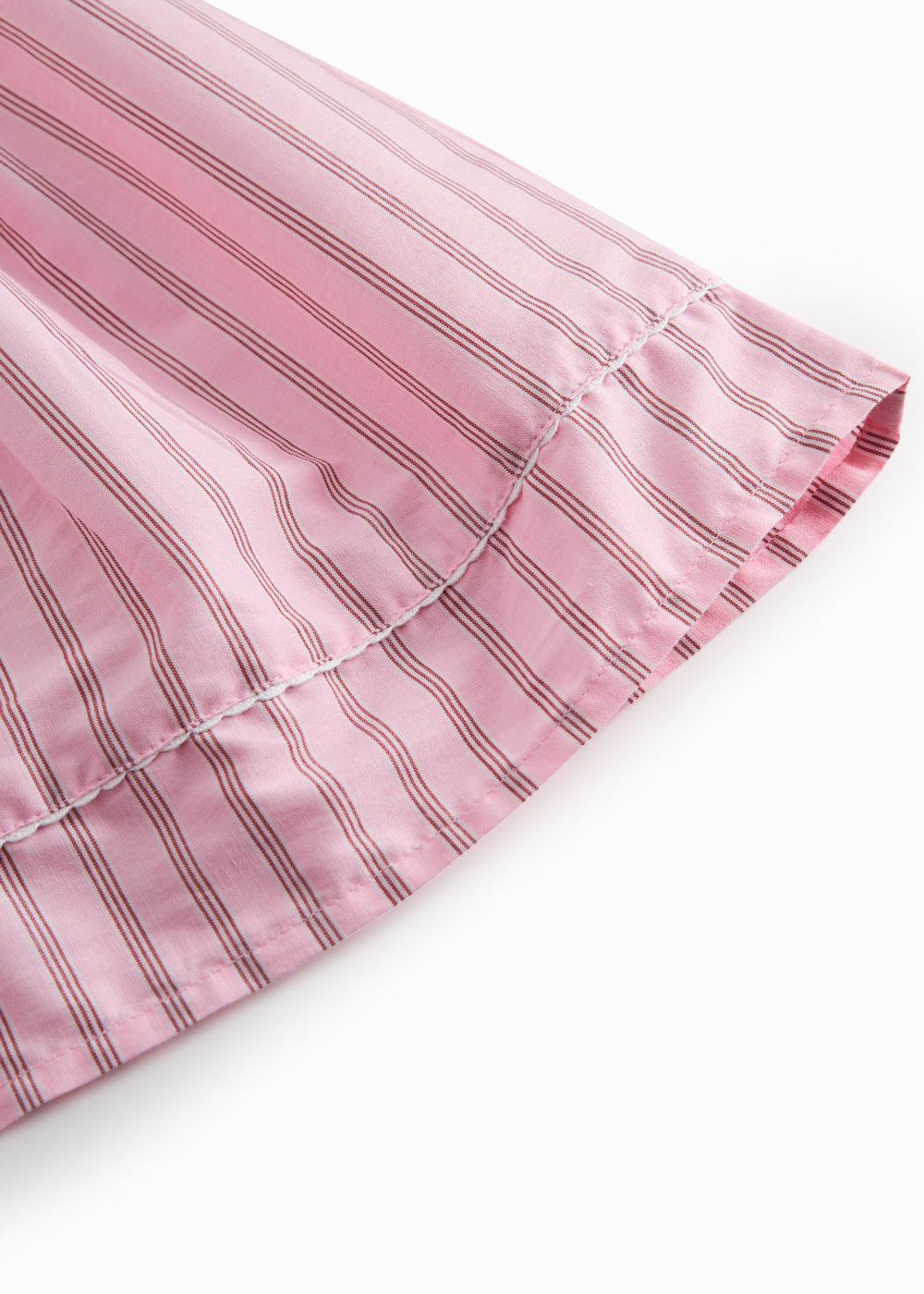 Lyserød kortærmet baby kjole med fine striber og picotkanter