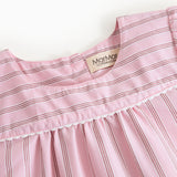 Lyserød t-shirt med fine striber og læg foran til baby