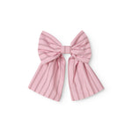 Lyserød sløjfespænde til håret med fine striber