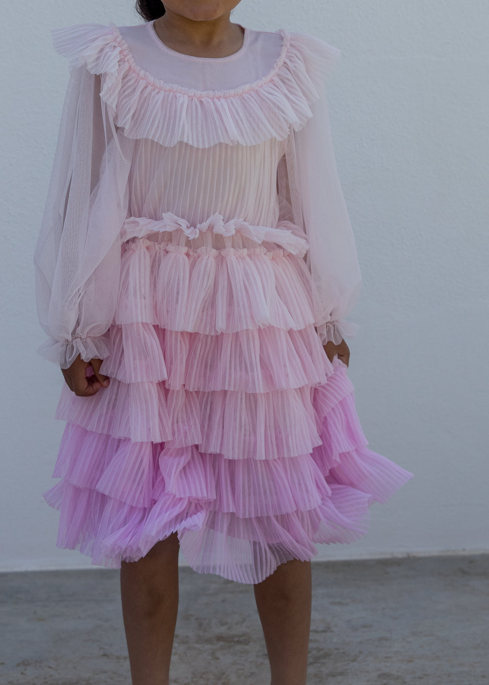Børn iført lyserød langærmet kjole i plisseret tyl med flere lag