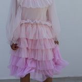 Børn iført lyserød langærmet kjole i plisseret tyl med flere lag