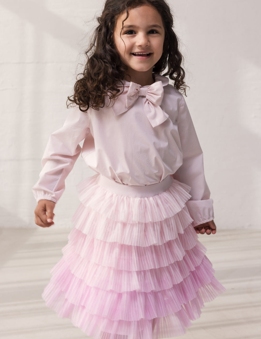 Pige iført Lyserød nederdel i let, plisseret tyl med flere lag og bluse