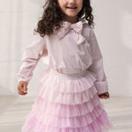 Barn iført lyserød bluse og tyls nederdel med flere lag