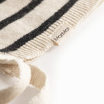 Stribet babyhjelm i råhvid og sort med bindebånd