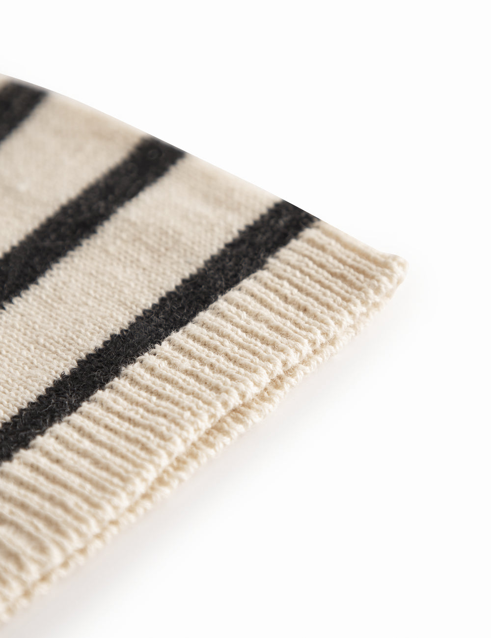 Stribet babyhjelm i råhvid og sort med bindebånd