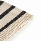 Stribet babyhjelm i råhvid og sort med bindebånd