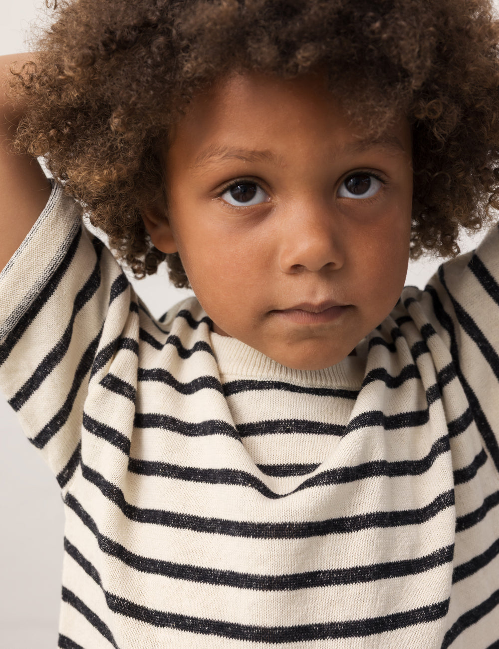 Barn iført stribet bluse 