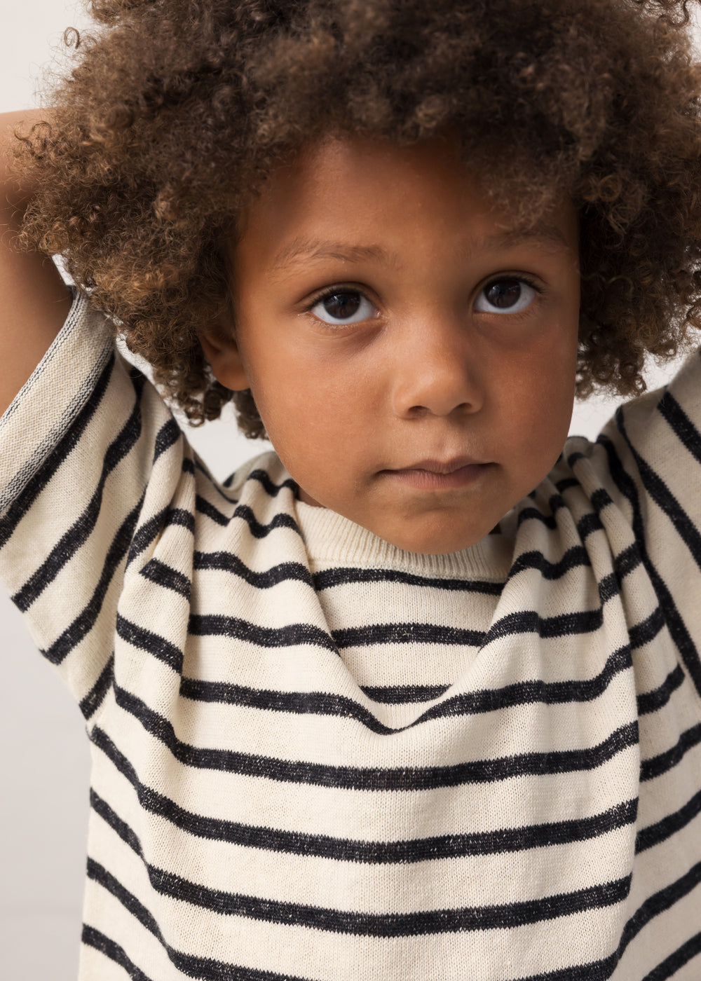 Barn iført stribet bluse 