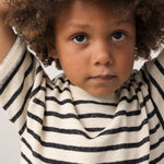 Barn iført stribet bluse 