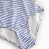 Badedragt til børn med blå striber og flæser