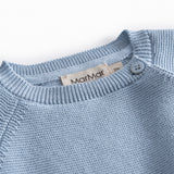Blå strikket babybluse med knaplukning