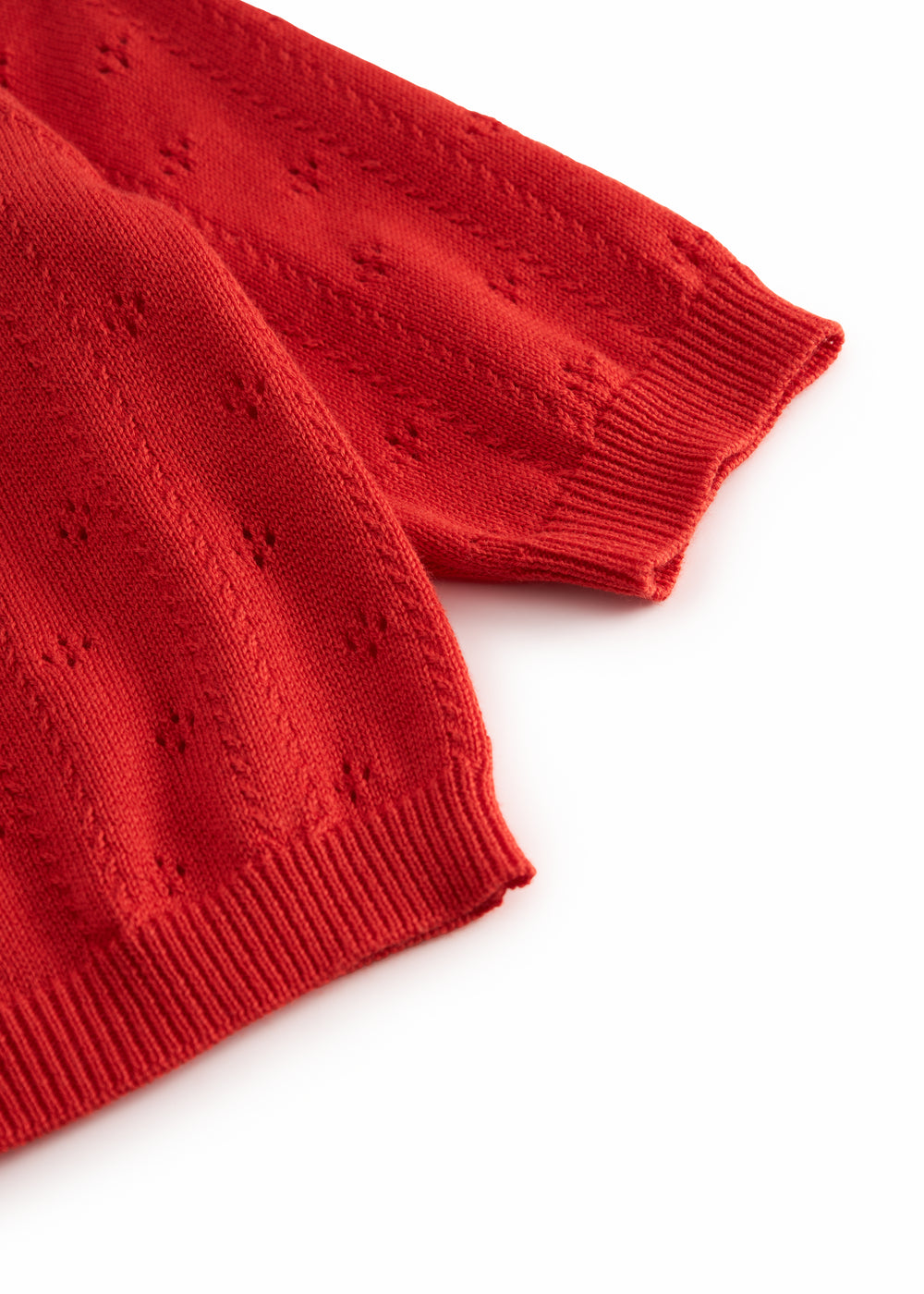 Rød strik cardigan til baby, med fint hulmønster og knaplukning