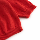 Rød strik cardigan til baby, med fint hulmønster og knaplukning