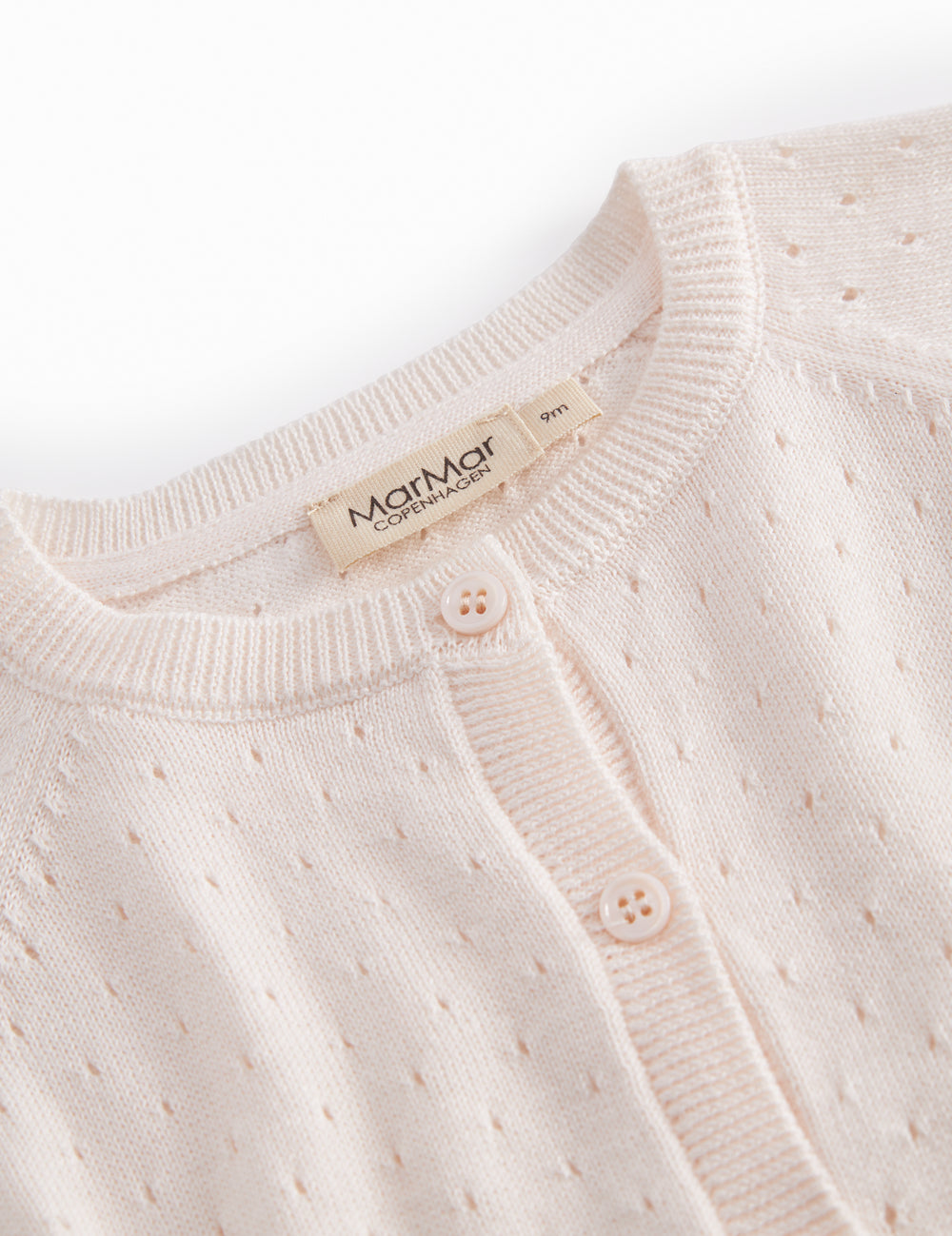 Strik baby cardigan med fint hulmønster og knaplukning