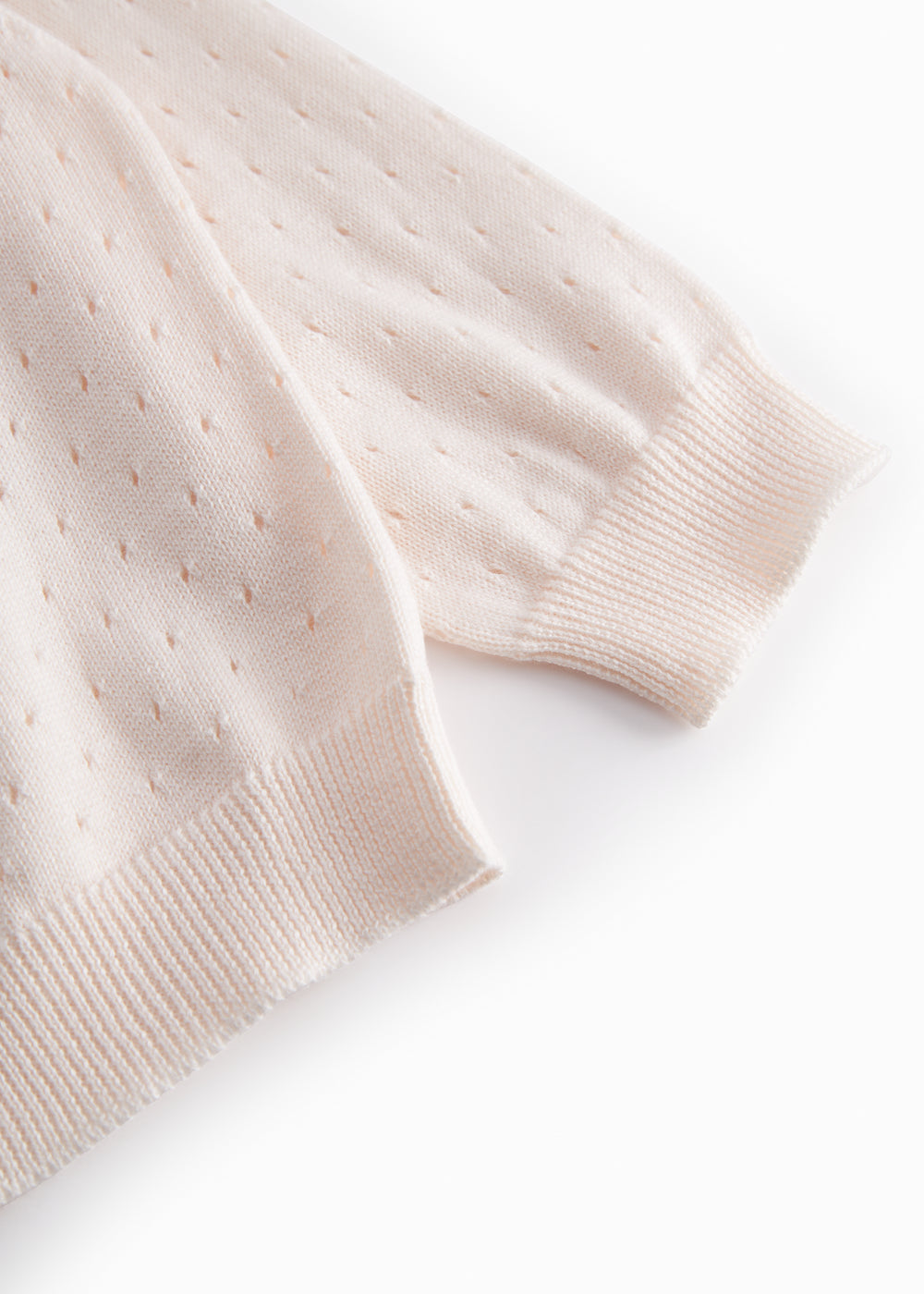 Strik baby cardigan med fint hulmønster og knaplukning