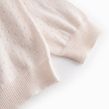 Strik baby cardigan med fint hulmønster og knaplukning
