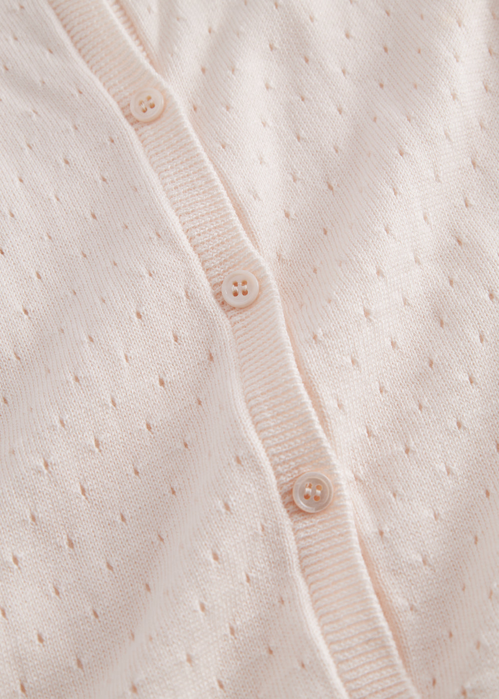 Strik cardigan til børn med fint hulmønster og knaplukning