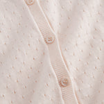 Strik cardigan til børn med fint hulmønster og knaplukning