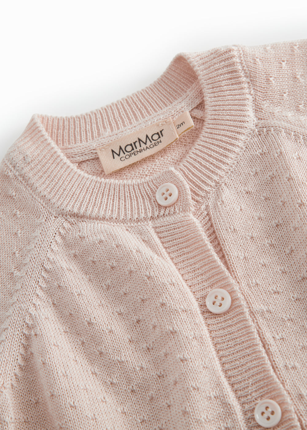 Lyserød strik cardigan til baby, med fint hulmønster og knaplukning
