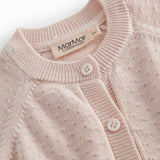Lyserød strik cardigan til baby, med fint hulmønster og knaplukning