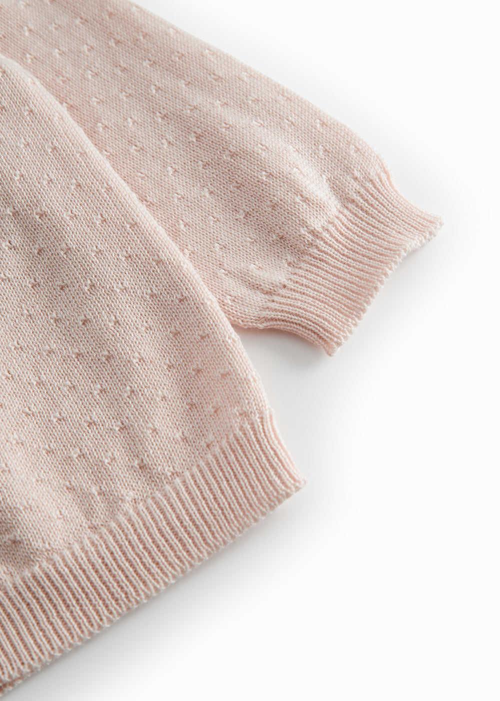 Lyserød strik cardigan til baby, med fint hulmønster og knaplukning