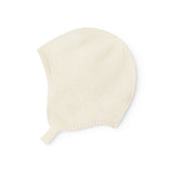 Strikket babyhue i råhvid med knaplukning