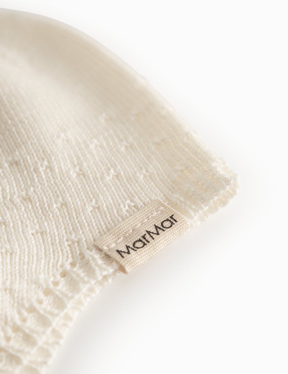 Strikket babyhue i råhvid med knaplukning