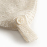 Strikket babyhue i råhvid med knaplukning