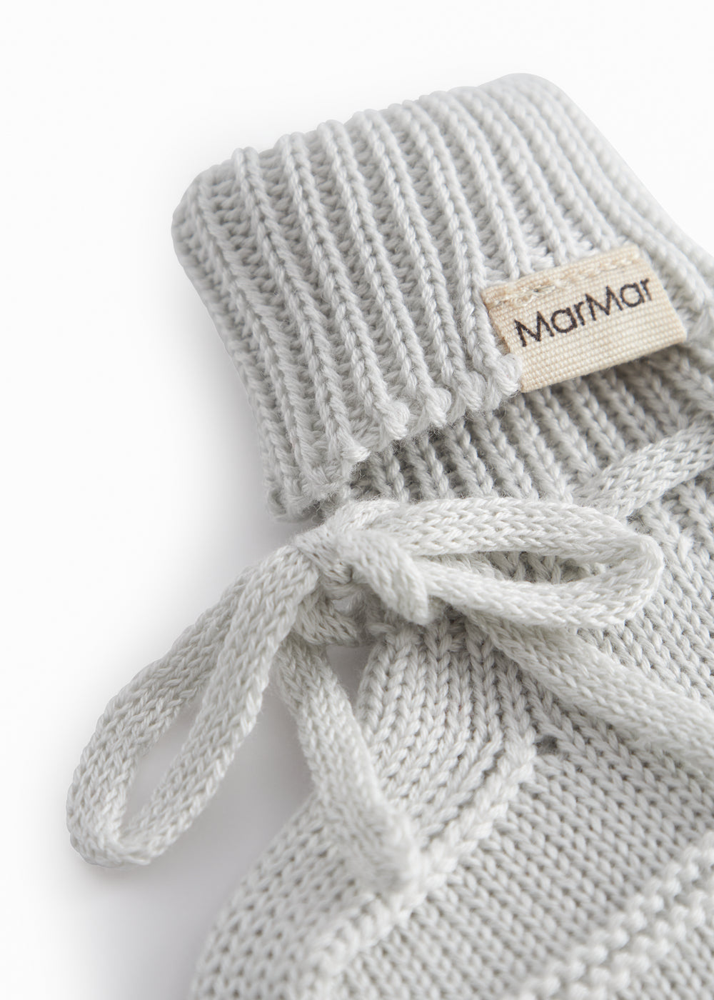 Strikkede babyfutter i grønt med ribkant og bindebånd