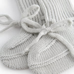 Strikkede babyfutter i grønt med ribkant og bindebånd