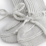 Strikkede babyfutter i grønt med ribkant og bindebånd