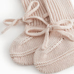 Strikkede babyfutter i lyserød med ribkant og bindebånd