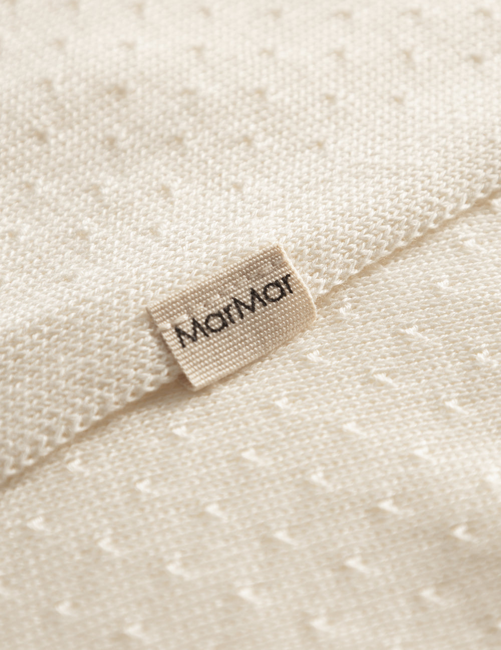 Hvid baby striktæppe med hulmønster