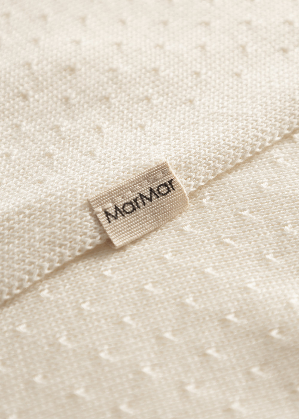 Hvid baby striktæppe med hulmønster