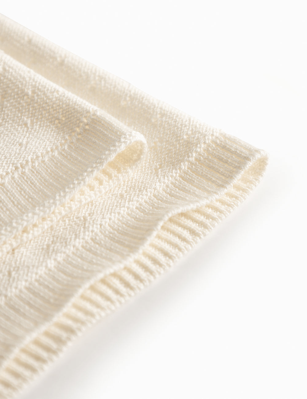 Hvid baby striktæppe med hulmønster