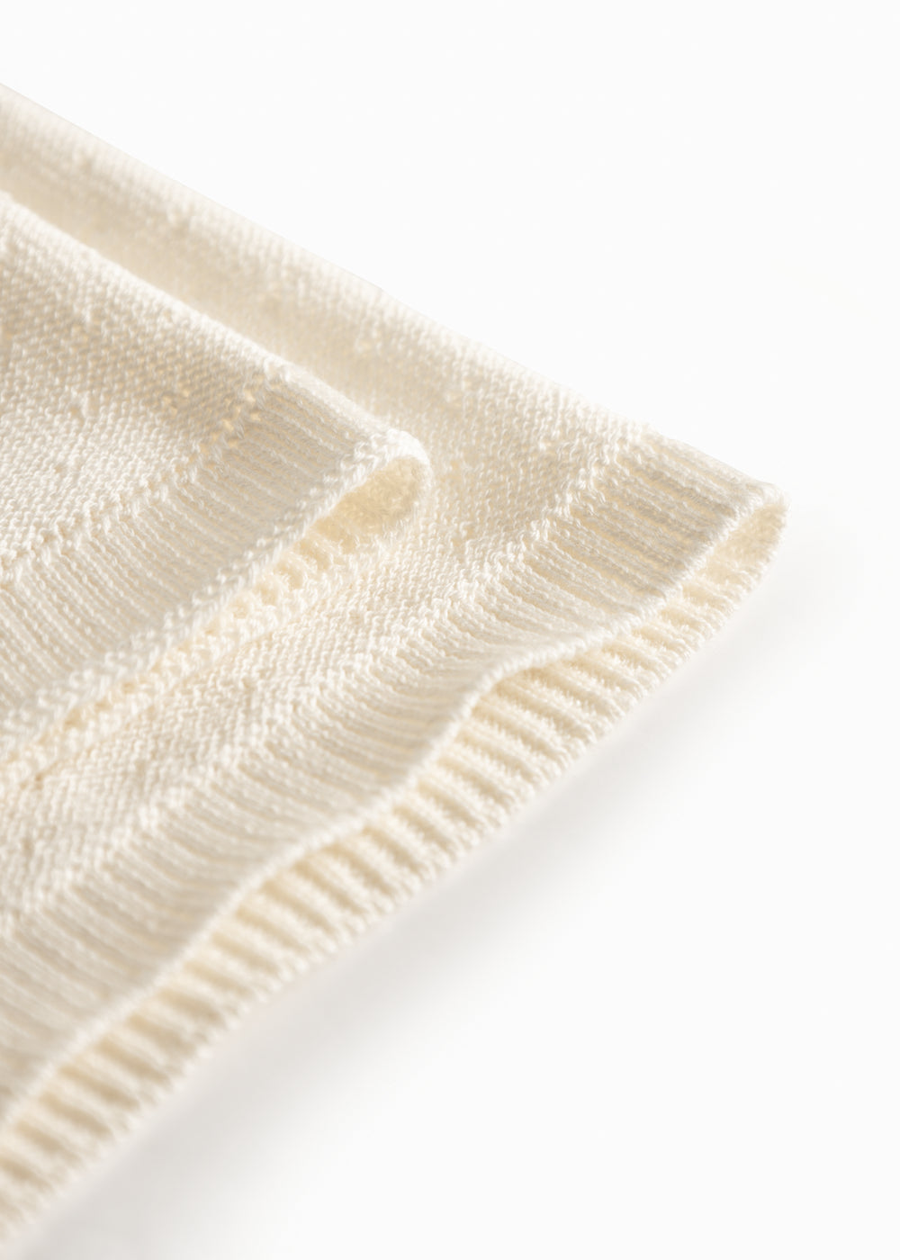 Hvid baby striktæppe med hulmønster