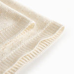 Hvid baby striktæppe med hulmønster