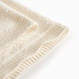 Hvid baby striktæppe med hulmønster