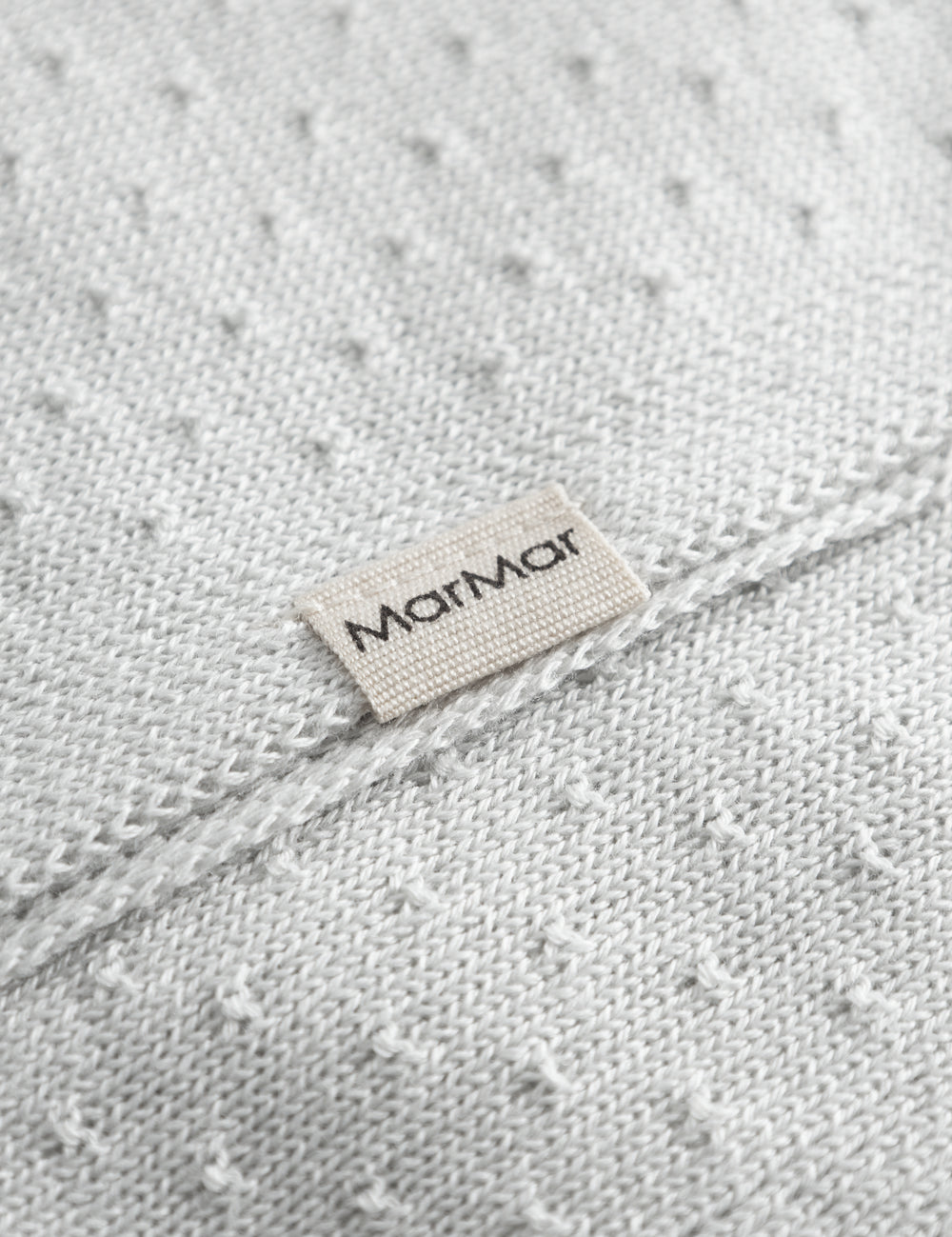 Lysegrøn baby striktæppe med hulmønster