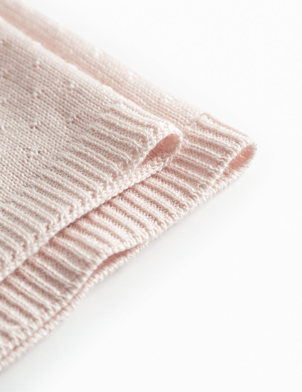 Lyserød baby striktæppe med hulmønster