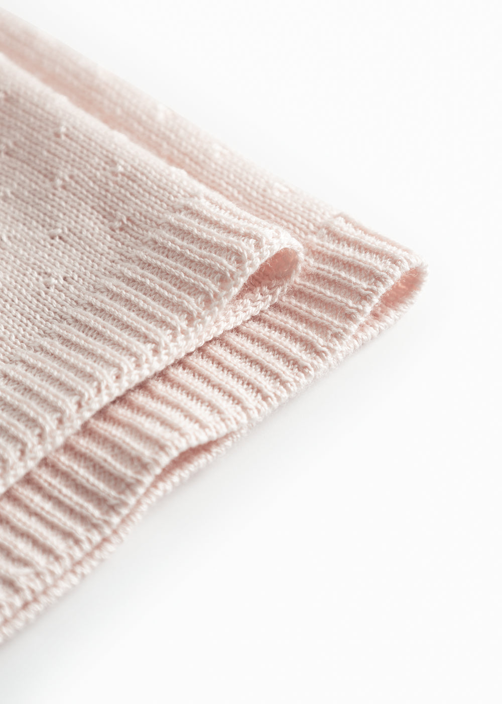 Lyserød baby striktæppe med hulmønster
