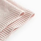 Lyserød baby striktæppe med hulmønster